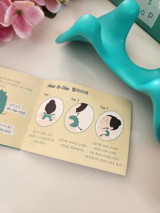 힐니스북 [힐마이넥]   거북목 통증완화를 위한 휴대용 목 안마기 — 5점을 준 리뷰어가 2022년 12월 올린 사용 사진