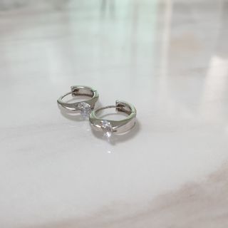 [골드앤디어] 14K 사선 큐빅 원터치 귀걸이_3color — 5점을 준 리뷰어가 2021년 6월 올린 사용 사진