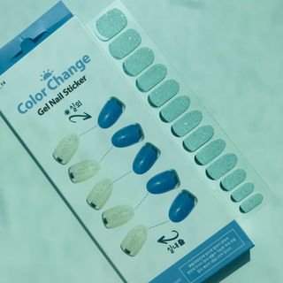 [네일가게] 햇빛에 닿으면 색이 변하는 신기한 햇살 반전 네일스티커_B — 5점을 준 리뷰어가 2021년 10월 올린 사용 사진