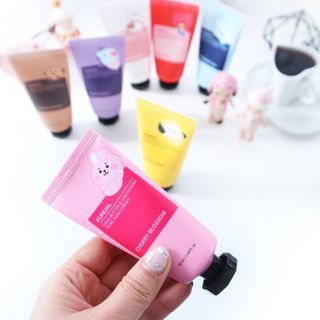 쿤달 BT21 시어버터 앤 마카다미아 퓨어 핸드크림 50ml 7구 기프트 세트 — 5점을 준 리뷰어가 2021년 3월 올린 사용 사진