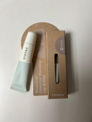 [후르디아] 올리브영 착한보습 비건 립버터 2종 — 5점을 준 리뷰어가 2022년 10월 올린 사용 사진