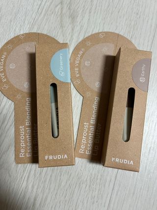 [후르디아] 올리브영 착한보습 비건 립버터 2종 — 5점을 준 리뷰어가 2022년 11월 올린 사용 사진