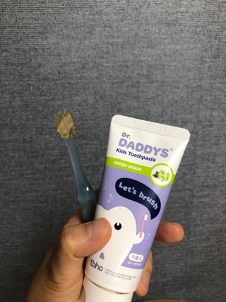 닥터데디스 안심저불소 키즈치약 (라즈베리, 청포도향 중 택 1) 60g +  여행용 미니 치약 15g — 5점을 준 리뷰어가 2022년 8월 올린 사용 사진