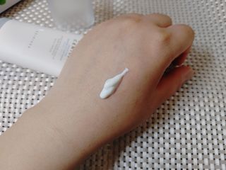 [스킨1004] 마다가스카르 센텔라 히알루-시카 워터핏 선세럼 50ml — 5점을 준 리뷰어가 2024년 5월 올린 사용 사진