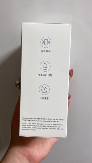 아카라 조명 스위치를 누워서 끄는 방법 (스마트 조명 스위치 2구 + 무선 리모트 스위치 1구 T1, 스마트 허브 E1) — 4.5점을 준 리뷰어가 2021년 12월 올린 사용 사진