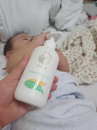 mom e 맘이 내추럴 베이비 케어 샴푸앤바스+로션 — 5점을 준 리뷰어가 2021년 1월 올린 사용 사진