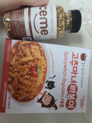 더밥  고추마녀 라볶이 +  나이스미 무설탕 현미후레이크 — 5점을 준 리뷰어가 2021년 10월 올린 사용 사진