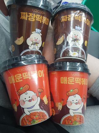 유비쿡 컵떡볶이 매운컵떡볶이2개/ 짜장컵떡볶이 2개  총 4개세트 — 5점을 준 리뷰어가 2021년 2월 올린 사용 사진
