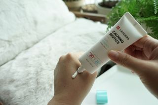 리더스코스메틱 리더스 카밍 바이오틱스 선 에센스 SPF 50+ PA++++ — 5점을 준 리뷰어가 2022년 6월 올린 사용 사진