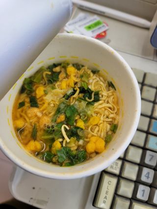 NISSIN 닛신 컵누들  4종 - 씨푸드오리지날, 씨푸드 스파이시, 씨푸드 커리, 씨푸드 XO소스 — 5점을 준 리뷰어가 2022년 3월 올린 사용 사진