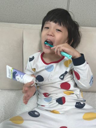 닥터데디스 안심저불소 키즈치약 (라즈베리, 청포도향 중 택 1) 60g +  여행용 미니 치약 15g — 5점을 준 리뷰어가 2022년 11월 올린 사용 사진