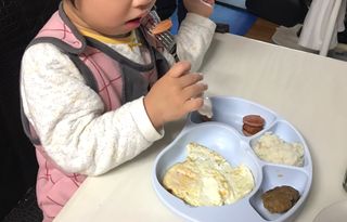 유비맘 캐릭터 실리콘 흡착 식판_색상 랜덤발송 — 5점을 준 리뷰어가 2020년 12월 올린 사용 사진