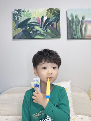 닥터데디스 안심저불소 키즈치약 (라즈베리, 청포도향 중 택 1) 60g +  여행용 미니 치약 15g — 5점을 준 리뷰어가 2022년 11월 올린 사용 사진