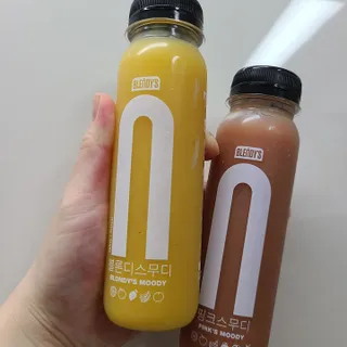 BLENDY'S 핑크 스무디+블론디 스무디 — 5점을 준 리뷰어가 2021년 11월 올린 사용 사진