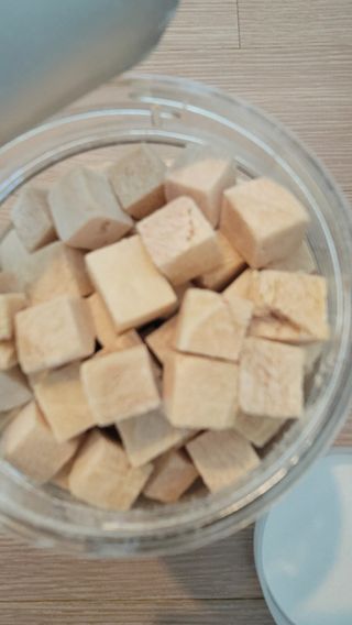 [펫시밀] 원물그대로 영양듬뿍 진공동결건조 북어트릿75g,치킨트릿100g,연어트릿75g 강아지 고양이 간식 — 5점을 준 리뷰어가 2023년 5월 올린 사용 사진
