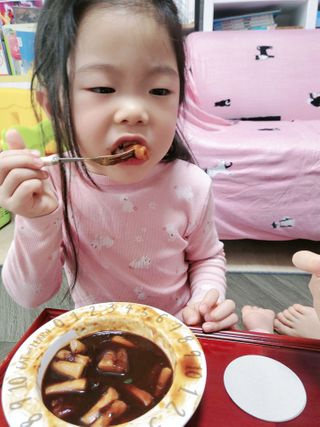 유비쿡 컵떡볶이 매운컵떡볶이2개/ 짜장컵떡볶이 2개  총 4개세트 — 5점을 준 리뷰어가 2021년 2월 올린 사용 사진