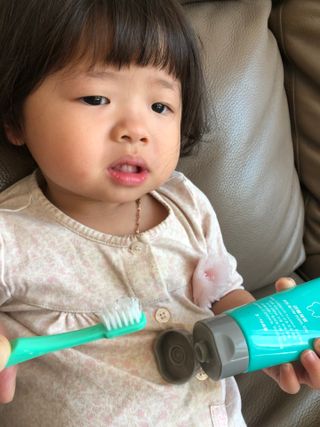 치과에서 쓰는 치약 _ 라벨제로 저불소 꼬마, 키즈, 유아, 베이비, 주니어 안전한 어린이치약 — 5점을 준 리뷰어가 2022년 10월 올린 사용 사진