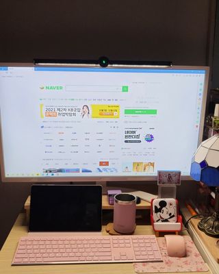 TOMO GRAPHY 나 있을땐 환한 조명 나 없을땐 확실한 살균 ★ DESK LIGHT & STERILIZER [ON] ★ — 4점을 준 리뷰어가 2021년 11월 올린 사용 사진