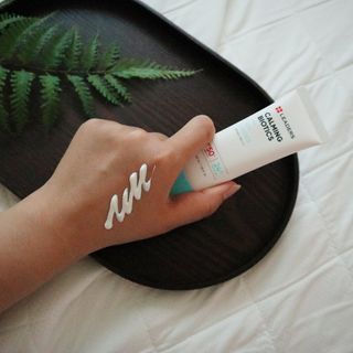 리더스코스메틱 리더스 카밍 바이오틱스 선 에센스 SPF 50+ PA++++ — 5점을 준 리뷰어가 2022년 8월 올린 사용 사진