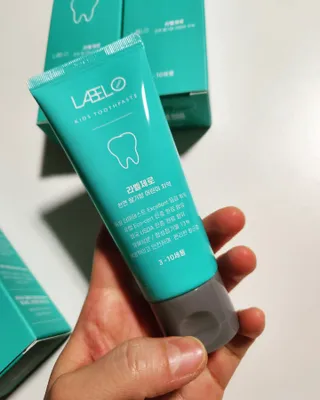 치과에서 쓰는 치약 _ 라벨제로 저불소 꼬마, 키즈, 유아, 베이비, 주니어 안전한 어린이치약 — 4점을 준 리뷰어가 2023년 4월 올린 사용 사진