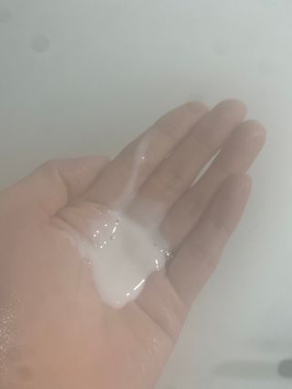유메이 웰니스 샴푸 + 유메이 스칼프 브러쉬 — 5점을 준 리뷰어가 2022년 1월 올린 사용 사진