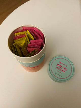페페로니 잘 먹는 캣츄 - 무항생제 닭고기 12개 + 알래스카 연어 12개 — 5점을 준 리뷰어가 2021년 8월 올린 사용 사진