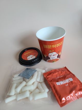 유비쿡 컵떡볶이 매운컵떡볶이2개/ 짜장컵떡볶이 2개  총 4개세트 — 5점을 준 리뷰어가 2021년 2월 올린 사용 사진
