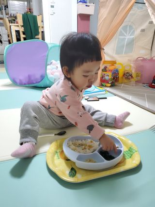 유비맘 캐릭터 실리콘 흡착 식판_색상 랜덤발송 — 5점을 준 리뷰어가 2021년 1월 올린 사용 사진