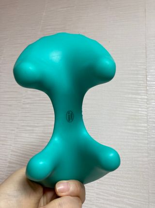 힐니스북 [힐마이넥]   거북목 통증완화를 위한 휴대용 목 안마기 — 5점을 준 리뷰어가 2022년 12월 올린 사용 사진