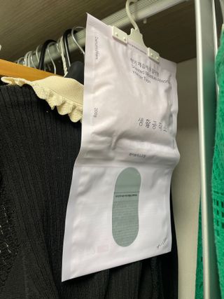 [네이버 /생활공작소] 향기 제습제 옷걸이형 습기제거제 — 5점을 준 리뷰어가 2024년 8월 올린 사용 사진