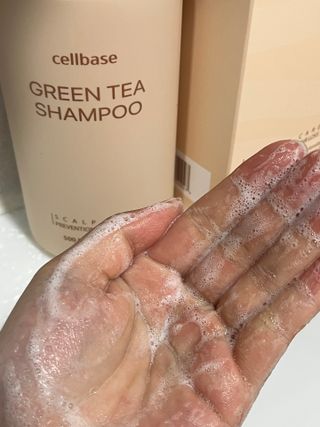 프리마인 더이상 뻣뻣하고 효과없는 탈모샴푸는 NO. 근본부터 케어하는 셀베이스 그린티샴푸(500ml) — 5점을 준 리뷰어가 2023년 1월 올린 사용 사진