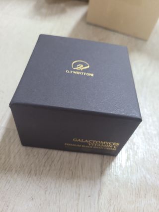오투에니원 갈락토미세스 비타민 C 프리미엄 블랙스완 크림 50g — 1점을 준 리뷰어가 2023년 1월 올린 사용 사진