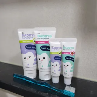 닥터데디스 안심저불소 키즈치약 (라즈베리, 청포도향 중 택 1) 60g +  여행용 미니 치약 15g — 5점을 준 리뷰어가 2022년 11월 올린 사용 사진
