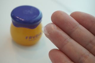 틱톡 [후르디아] 튼입술해결템 올리브영 블루베리 하이드레이팅 허니 립밤 — 5점을 준 리뷰어가 2024년 3월 올린 사용 사진