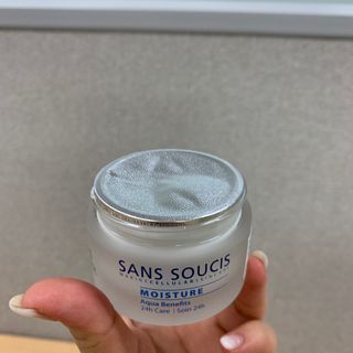 산수시 아쿠아 베네핏 24h 수부지 물광 속건조 수분크림 50ml — 5점을 준 리뷰어가 2021년 8월 올린 사용 사진