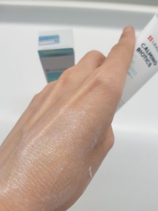 리더스코스메틱 리더스 카밍 바이오틱스 선 에센스 SPF 50+ PA++++ — 4점을 준 리뷰어가 2022년 5월 올린 사용 사진