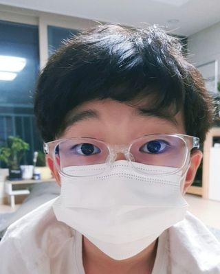 JHWORLD 스누피 마스크 정품 스누피 닥터클린 국내 아동용 성인용 3중 MB필터 일회용 덴탈마스크 50매 — 5점을 준 리뷰어가 2021년 9월 올린 사용 사진