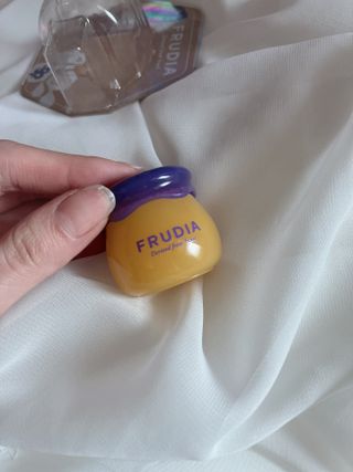 틱톡 [후르디아] 튼입술해결템 올리브영 블루베리 하이드레이팅 허니 립밤 — 5점을 준 리뷰어가 2024년 3월 올린 사용 사진