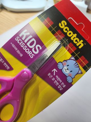 3M 스카치 어린이 양손 가위 블루/핑크색상 + 어린이 양면테이프 — 5점을 준 리뷰어가 2024년 3월 올린 사용 사진