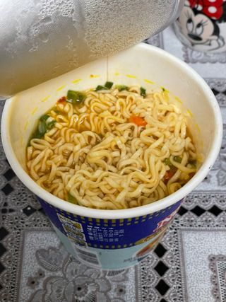 NISSIN 닛신 컵누들  4종 - 씨푸드오리지날, 씨푸드 스파이시, 씨푸드 커리, 씨푸드 XO소스 — 5점을 준 리뷰어가 2023년 2월 올린 사용 사진