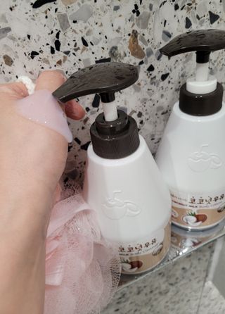 [과일나라] 피부가 마시는 코코넛우유 바디클렌저&바디로션 — 5점을 준 리뷰어가 2022년 3월 올린 사용 사진