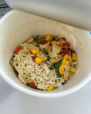 NISSIN 닛신 컵누들  4종 - 씨푸드오리지날, 씨푸드 스파이시, 씨푸드 커리, 씨푸드 XO소스 — 5점을 준 리뷰어가 2021년 10월 올린 사용 사진