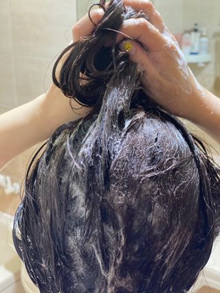 타미모아 토탄수 플러스 탈모증상완화 기능성 샴푸 — 3점을 준 리뷰어가 2021년 6월 올린 사용 사진