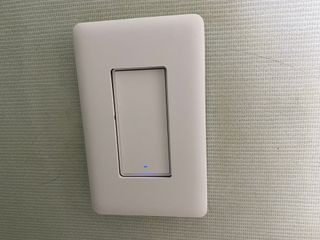 아카라 조명 스위치를 누워서 끄는 방법 (스마트 조명 스위치 2구 + 무선 리모트 스위치 1구 T1, 스마트 허브 E1) — 5점을 준 리뷰어가 2021년 12월 올린 사용 사진
