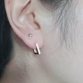 [골드앤디어] 14K 사각 네모 원터치 귀걸이_3color — 5점을 준 리뷰어가 2021년 6월 올린 사용 사진