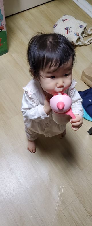 유비맘 트라이탄 코니빨대컵_컬러 랜덤 발송 — 5점을 준 리뷰어가 2020년 12월 올린 사용 사진