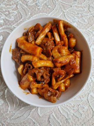 화끈한녀석들 새오똥400g 새우,오징어,똥집 볶음요리 소스,밀떡, 참기름 포함 — 5점을 준 리뷰어가 2022년 12월 올린 사용 사진