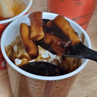 유비쿡 컵떡볶이 매운컵떡볶이2개/ 짜장컵떡볶이 2개  총 4개세트 — 5점을 준 리뷰어가 2021년 6월 올린 사용 사진