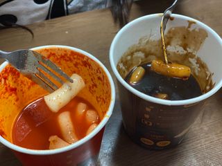 유비쿡 컵떡볶이 매운컵떡볶이2개/ 짜장컵떡볶이 2개  총 4개세트 — 5점을 준 리뷰어가 2021년 3월 올린 사용 사진