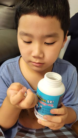 서울약사신협_우리아이쑥쑥칼슘비타민D아연_1,500mg x 120정 — 5점을 준 리뷰어가 2021년 9월 올린 사용 사진